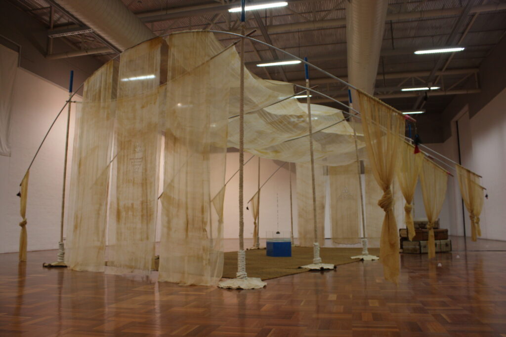 Breathing installation with sound and symbolic gesture